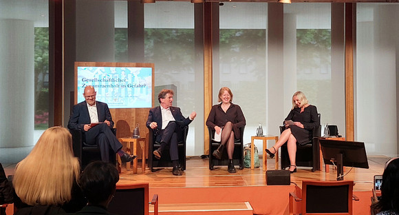 Podiumsdiskussion mit Dr. Kai Unzicker (Bertelsmann Stiftung), Sozial- und Integrationsminister Manne Lucha, Bundesfamilienministerin Lisa Paus und Moderatorin Claudia Krüger (Sozialministerium Baden-Württemberg)