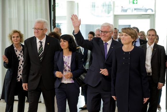 ANTRITTSBESUCH Bundespräsident Steinmeier in Baden-Württemberg Stuttgart, Landtag: Ministerpräsident Winfried Kretschmann (2.v.l.), Landtagspräsidentin Muhterem Aras (3.v.l.), Bundespräsident Frank-Walter Steinmeier (3.v.r.) und Elke Büdenbender (2.v.r.)