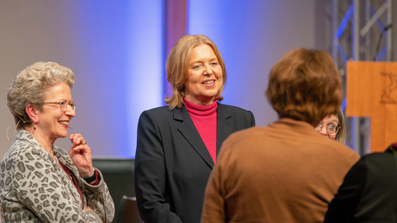 Bürgerbeteiligung Wie Bürgerräte die Demokratie stärken Unterhalten sich mit Gästen der Veranstaltung: Staatsrätin Barbara Bosch und Bundestagspräsidentin Bärbel Bas