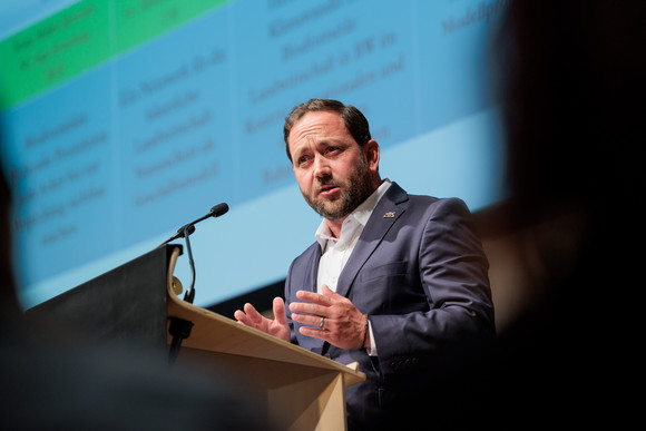 Landwirtschaft Auftakt des Strategiedialogs Landwirtschaft Staatssekretär Florian Hassler stellt die Struktur des Strategiedialogs Landwirtschaft vor