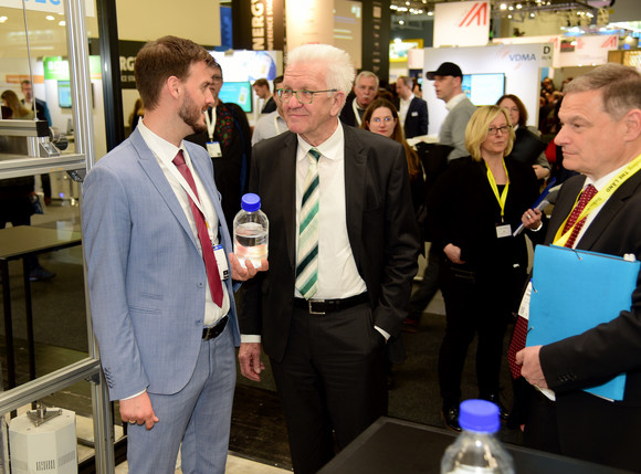 Industrie Kretschmann besucht Hannover Messe Ministerpräsident Winfried Kretschmann (2.v.l.) am Stand der INERATEC GmbH