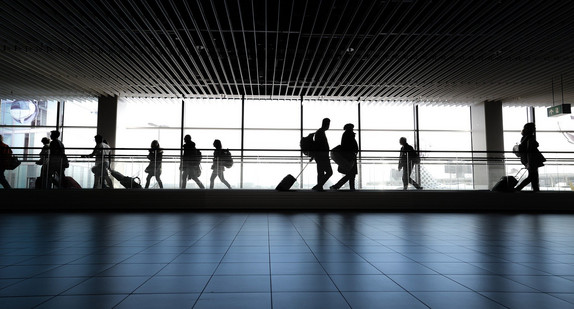 Reisende im Flughafen