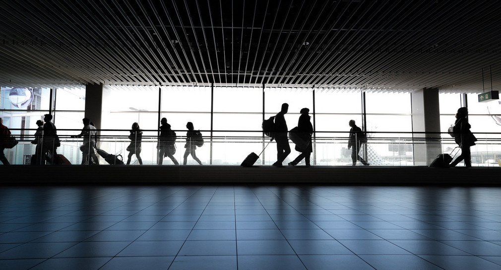 Reisende im Flughafen