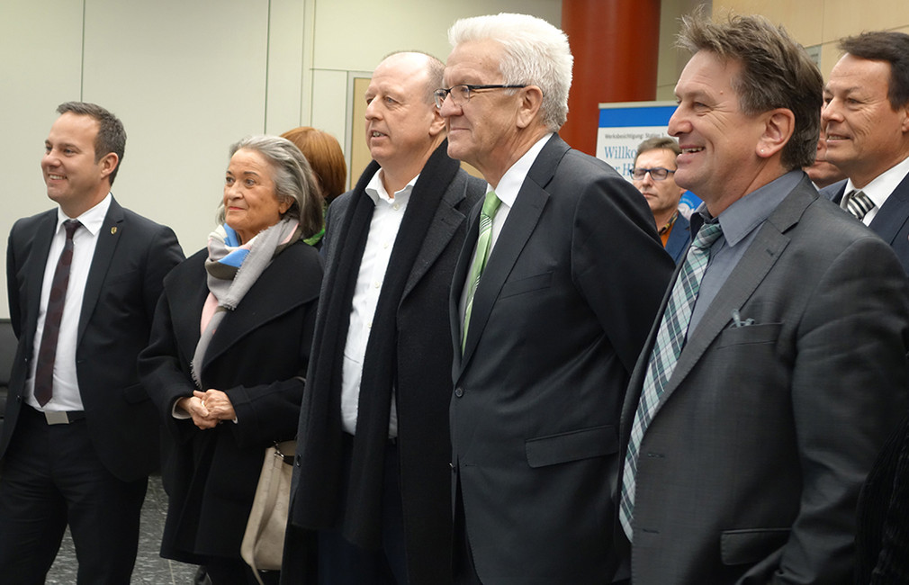Minister Lucha und Ministerpräsident Kretschmann bei der Begrüßung in der Firma Hymer Wohnmobilbau in Bad Waldsee