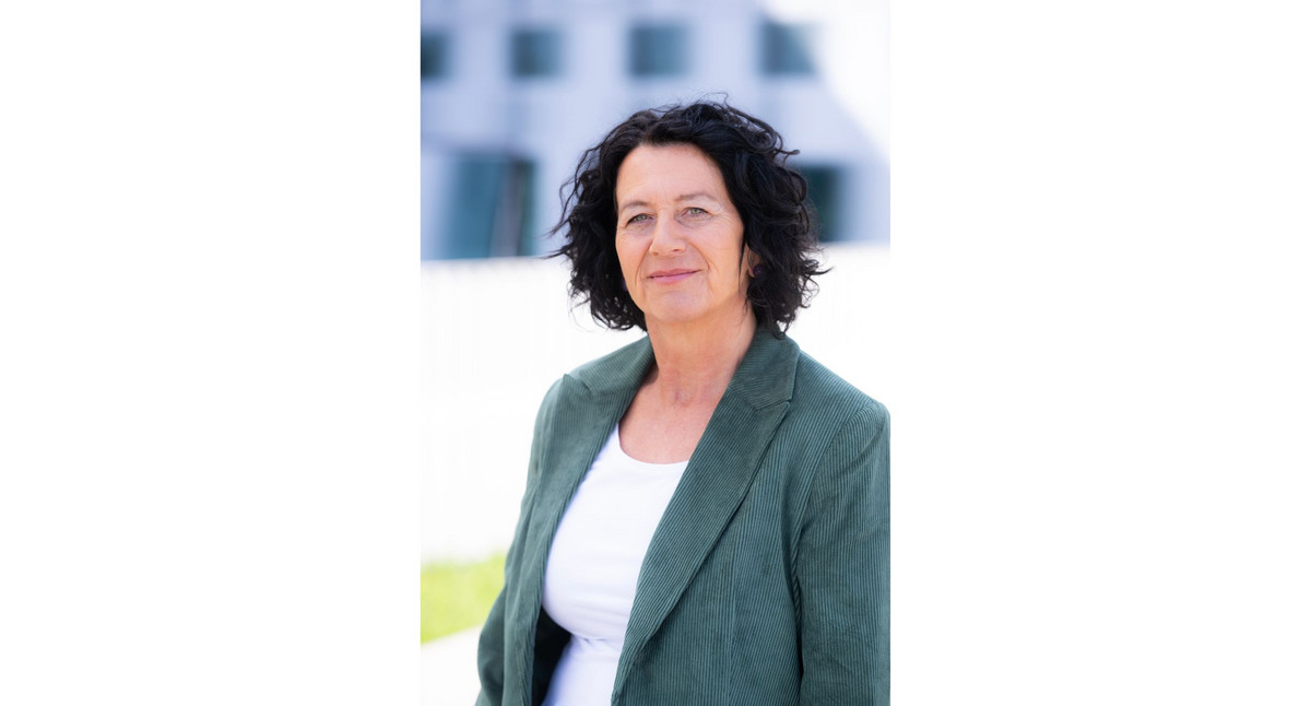 Porträt der Staatssekretärin Petra Krebs, Hochformat.
