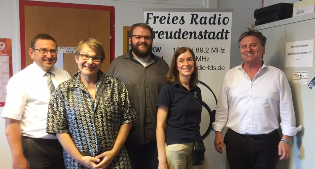 Gruppenbild von Minister Manne Lucha mit Mitarbeitenden des Freien Radio Freudenstadt