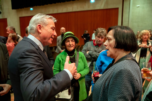 ZWISCHENBILANZ Nüchtern betrachtet erfolgreich – Kretschmann und Strobl in Singen Innenminister Thomas Strobl (.l) im Gespräch mit Bürgern (Bild: Staatsministerium Baden-Württemberg)