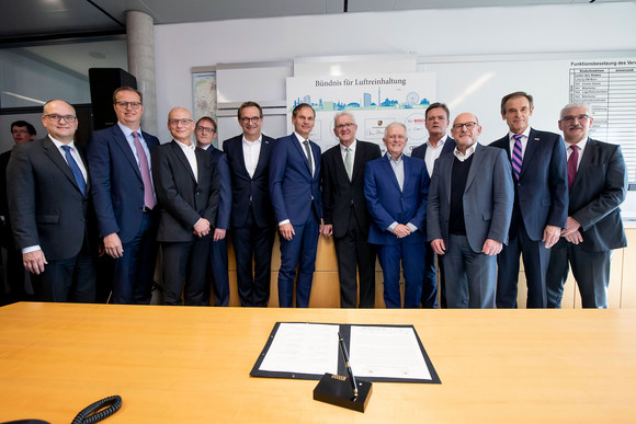 Luftreinhaltung Bündnis für Luftreinhaltung unterzeichnet Gruppenbild der Unterzeichnung des Bündnis für Luftreinhaltung (Bild: Staatsministerium Baden-Württemberg)