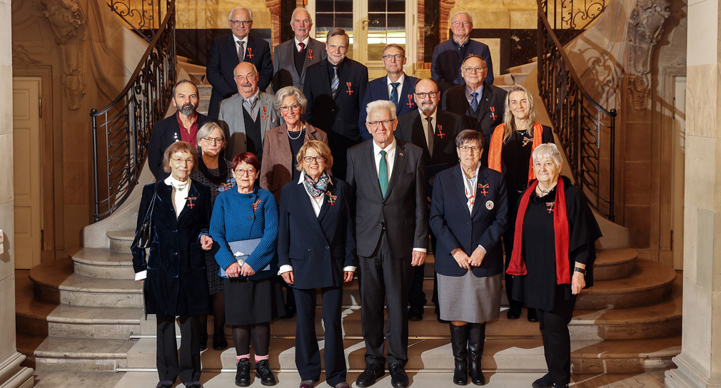 Gruppenbild: Ministerpräsident Winfried Kretschmann und die Ordensträgerinnen und -trägern des Bundesverdienstkreuzes