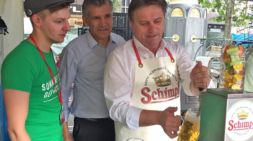 Sozial- und Integrationsminister Manne Lucha hilft beim Ausschank von Getränken