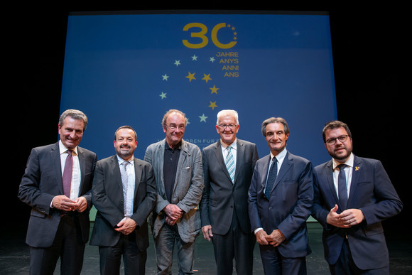 Europa 30 Jahre „Vier Motoren für Europa“ v.l.n.r.: EU-Kommissar Günther Oettinger, Yannick Neuder (Vizepräsident von Auvergne-Rhône-Alpes), Robert Menasse, Ministerpräsident Winfried Kretschmann, Attilio Fontana (Präsident der Lombardei) und Pere Aragonès (Vize-Präsident Kataloniens)