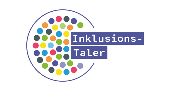 Abgebildet ist das Logo zum Förderprogramm &amp;amp;quot;Inklusionstaler&amp;amp;quot;. In einem Kreis finden sich viele kleine Punkte in allen Farben. Auf halber Höhe steht rechts der Schriftzug &amp;amp;quot;Inklusionstaler&amp;amp;quot; in weiß auf blauem Grund.