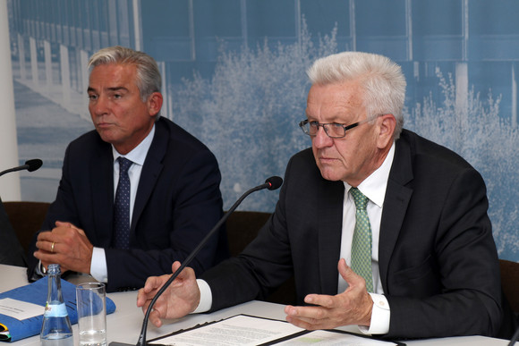 Pressekonferenz Evaluierung der Polizeistrukturreform Ministerpräsident Winfried Kretschmann (r.) und Innenminister Tomas Stobl (l.)