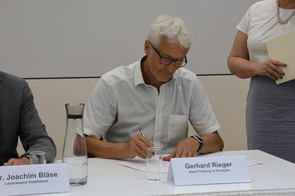 Gerhard Rieger (Stabstelle Bürgerschaftliches Engagement der Stadt Freiburg) unterschreibt Kooperationsvereinbarung.