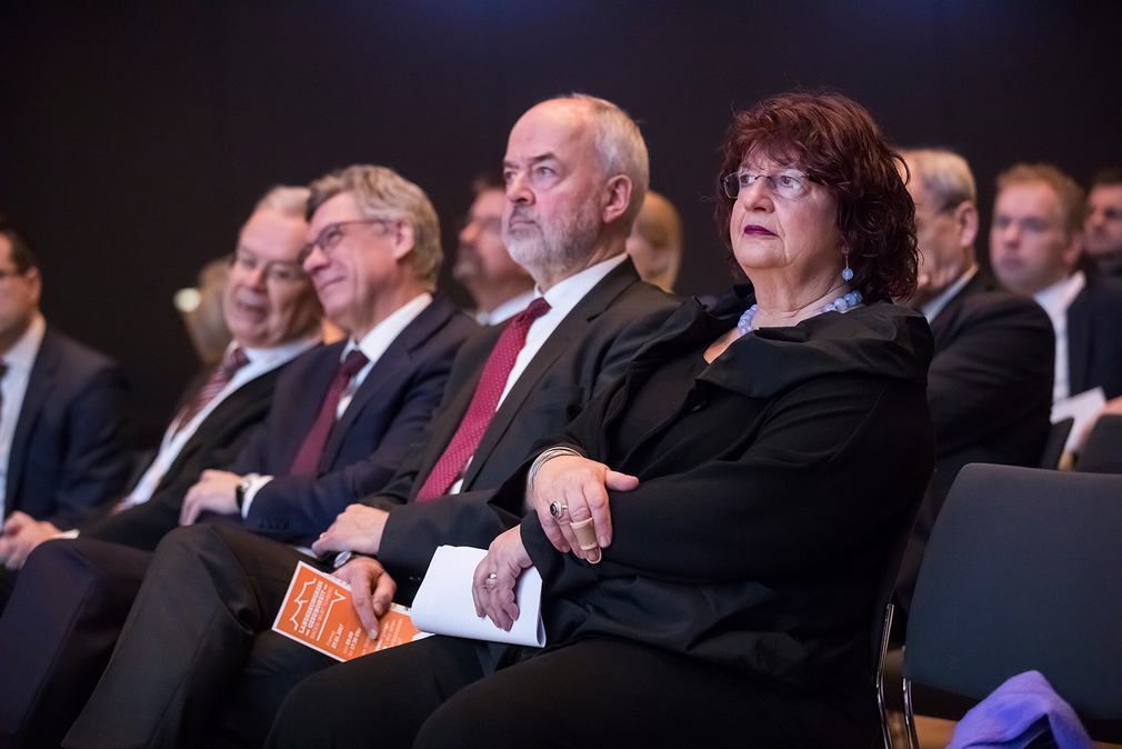 Staatssekretärin Bärbl Mielich, Thomas Reumann (Präsident Deutsche Krankenhausgesellschaft) und Lutz Stroppe (Staatssekretär im Bundesgesundheitsministerium) sitzen nebeneinander