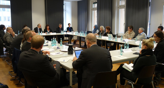 Blick auf Tischrunde mit Staatssekretärin Bärbl Mielich