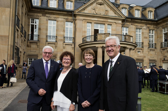 ANTRITTSBESUCH Bundespräsident Steinmeier in Baden-Württemberg Stuttgart, Villa Reitzenstein: Bundespräsident Frank-Walter Steinmeier (l.), seine Frau Elke Büdenbender (2.v.r.), Ministerpräsident Winfried Kretschmann (r.) und dessen Frau Gerlinde Kretschmann (2.v.l.)