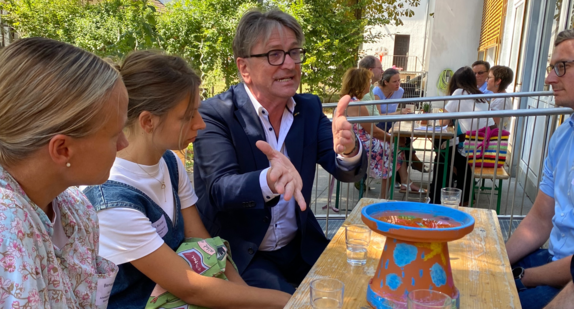 Das Gesundheitscafé Schönau hatte verschiedene Thementische organisiert. In einer Art Speed-Dating wechselte Minister Manne Lucha von Tisch zu Tisch und kam so in kurzer Zeit mit unterschiedlichen Personen zu unterschiedlichen Themen ins Gespräch.