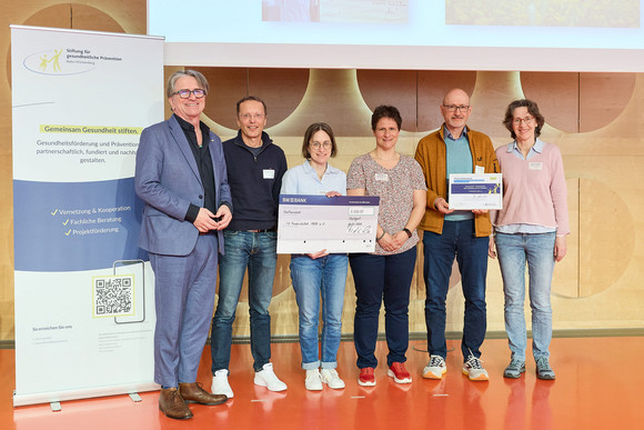 Preisverleihung des Präventionspreises: Minister Manne Lucha übergibt Scheck und Urkunde an Preisträger TV Friedrichstal 1899, Karlsruhe.