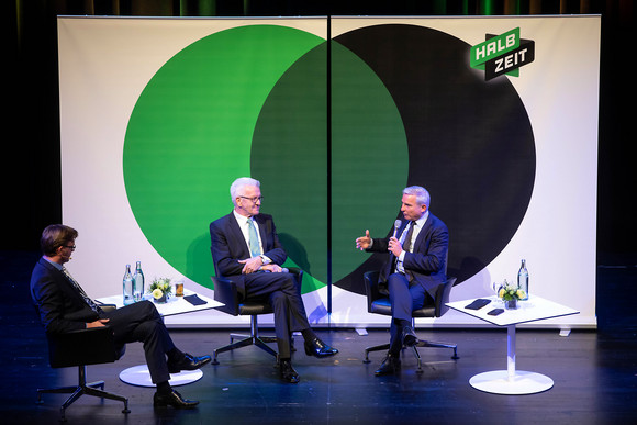 ZWISCHENBILANZ Nüchtern betrachtet erfolgreich – Kretschmann und Strobl in Singen v.l.n.r.: Moderator Stefan Lutz (Südkurier), Ministerpräsident Winfried Kretschmann und Innenminister Thomas Strobl (Bild: Staatsministerium Baden-Württemberg)
