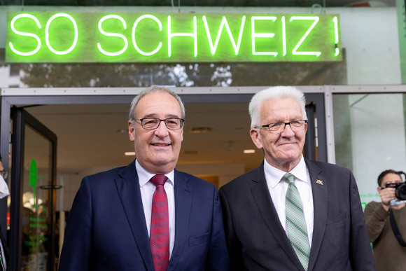 Künstliche Intelligenz Vertiefte Zusammenarbeit mit der Schweiz bei Künstlicher Intelligenz Der Schweizer Bundespräsident Guy Parmelin (links) und Ministerpräsident Winfried Kretschmann (rechts) vor dem Pop-up House of Switzerland in Stuttgart.