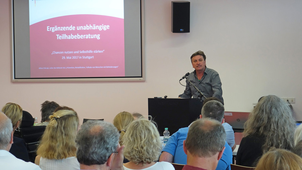 Sozial- und Integrationsminister Manne Lucha spricht vor Veranstaltungsteilnehmerinnen und -teilnehmern im Hospitalhof Stuttgart
