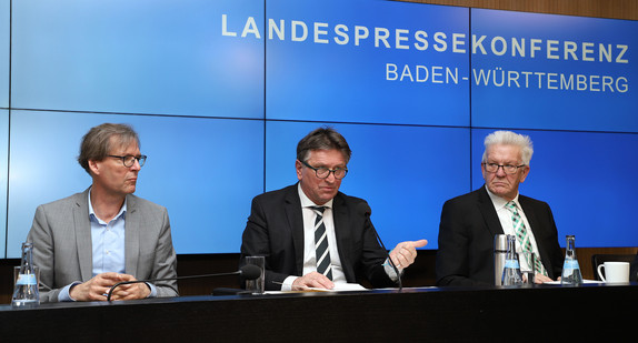 Pressekonferenz in Stuttgart zum Coronavirus mit Stefan Brockmann (Landesgesundheitsamt Baden-Württemberg), Gesundheitsminister Manne Lucha und Ministerpräsident Winfried Kretschmann