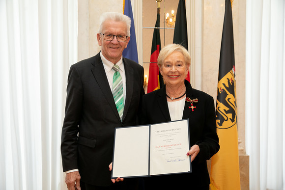 Auszeichnung Kretschmann würdigt besonderes ehrenamtliches Engagement Ministerpräsident Winfried Kretschmann (l.) und Inge Burst (r.) (Bild: Staatsministerium Baden-Württemberg)