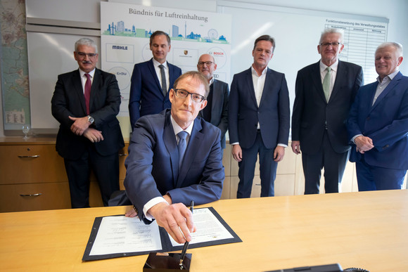 Luftreinhaltung Bündnis für Luftreinhaltung unterzeichnet Markus Mord, Geschäftsführer des Marienhospitals, unterschreibt das Bündnis für Luftreinhaltung. (Bild: Staatsministerium Baden-Württemberg)