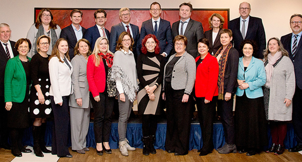 Gruppenfoto der teilnehmenden Ministerinnen und Minister der 94. ASMK 2017 in Potsdam