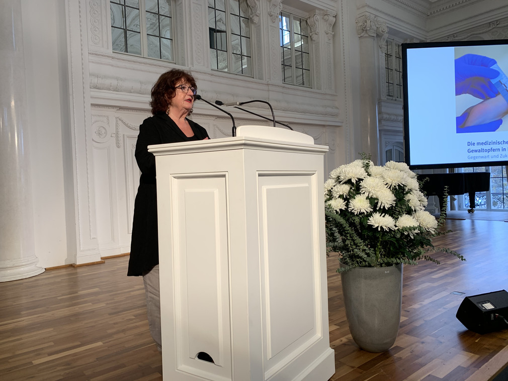 Staatssekretärin Bärbl Mielich an Redepult vor Publikum