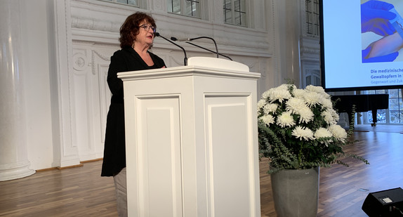 Staatssekretärin Bärbl Mielich an Redepult vor Publikum