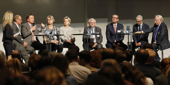 Diskussionsrunde mit Sozial- und Integrationsminister Manne Lucha auf dem Kongress „Integration von Flüchtlingen in das Erwerbsleben“ in Stuttgart