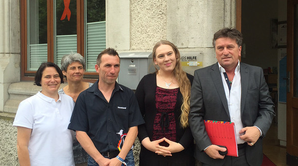 Gruppenfoto von Margret Göth (Projektleitung „Landesweite Beratung für LSBTTIQ in Baden-Württemberg“ (Netzwerk LSBTTIQ) und Dipl. Psychologin bei „PLUS Psychologische Lesben- und Schwulenberatung Rhein- Neckar e.V.“ in Mannheim), Marion Römmele (Psychotherapeutin beim „fetz - Frauenberatungs- und Therapiezentrum Stuttgart e.V.“), Ronny Takacs (Vorstand CSD Ulm.Neu-Ulm), Isabelle Hlawatsch (Spechendenrat „Netzwerk LSBTTIQ Baden-Württemberg“; Heilpraktikerin für Psychotherapie bei der TTI-Beratungsstelle) und Minister Manne Lucha