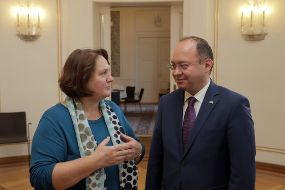 Besuch Schopper empfängt rumänischen Außenminister Staatsministerin Theresa Schopper (l.) und der rumänische Außenminister Bogdan Aurescu (r.) (Bild: Staatsministerium Baden-Württemberg)