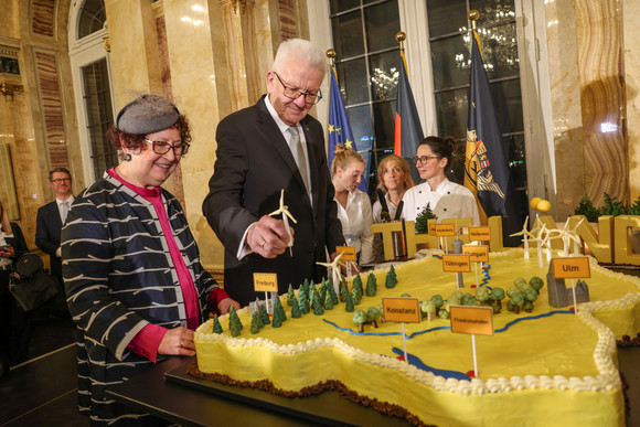 Empfang Neujahrsempfang der Landesregierung Ministerpräsident Winfried Kretschmann (rechts) und seine Ehefrau Gerlinde (links) stehen neben einer großen Baden-Württemberg-Torte.