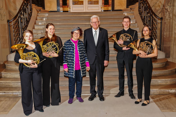 Empfang Neujahrsempfang der Landesregierung Gruppenbild von Ministerpräsident Winfried Kretschmann und seiner Ehefrau Gerlinde mit dem Hornquartett des Landesjugendorchesters.