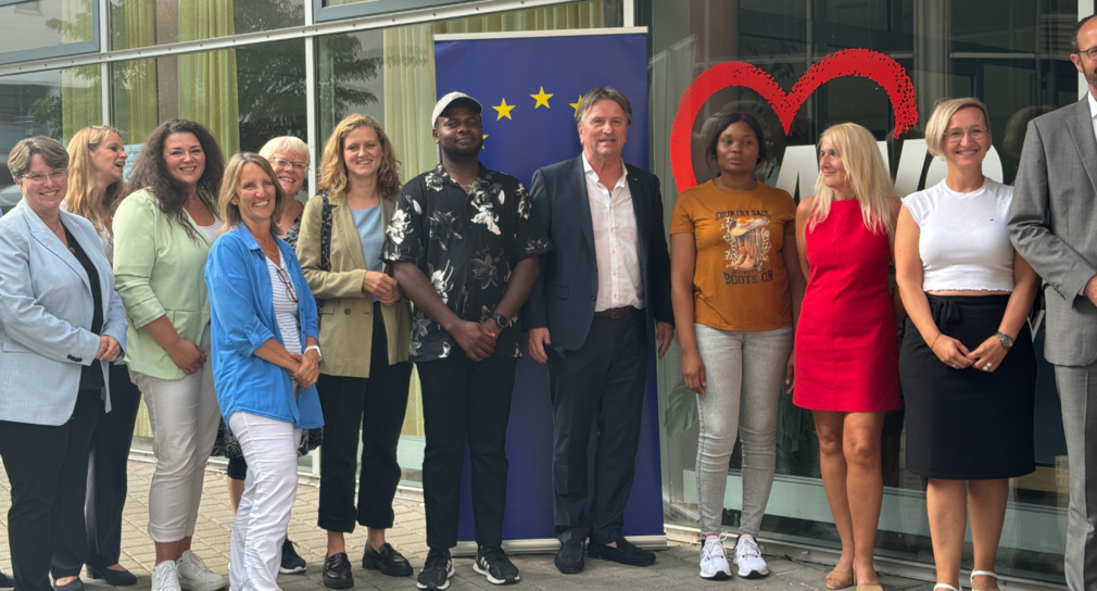 Minister Manne Lucha beim Gruppenbild mit Mitarbeitenden der AWO Heidenheim.