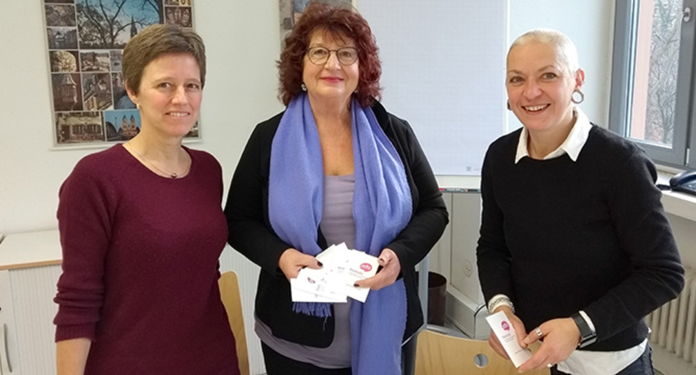 Gruppenfoto mit Angelika Hägele (stellv. Geschäftsführerin der Diakonie Freiburg), Staatssekretärin Bärbl Mielich und Simone Heneka (P.I.N.K Freiburg)