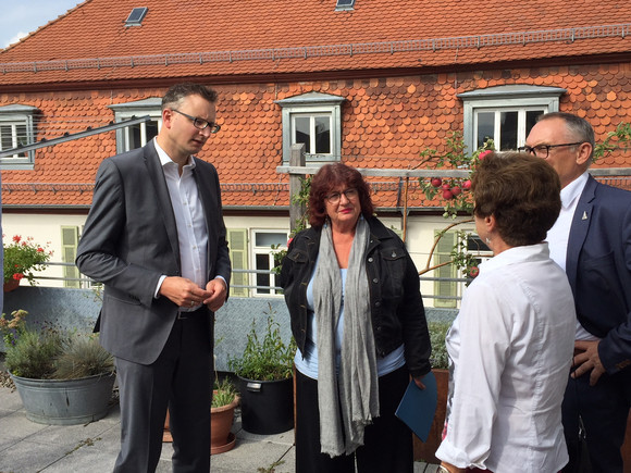 Staatssekretärin Bärbl Mielich im Gespräch mit einer Bewohnerin der Pflegewohngruppe des Besuch des Vereins „Gemeinsam statt Einsam e. V.“ in Kirchheim unter Teck