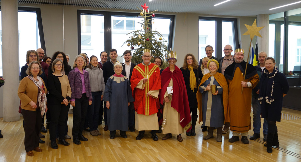 Gruppenfoto der Sternsinger des Dompfarramtes St. Eberhard mit Mitarbeitenden des Sozial- und Integrationsministeriums Baden-Württemberg