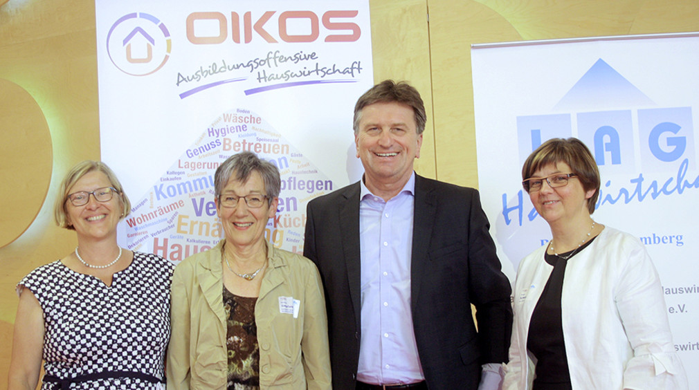 Im Bild von links nach rechts: Frau Schukraft (Diakonisches Werk; Oikos), Frau Präsidentin Simpfendörfer (Deutscher Hauswirtschaftsrat), Minister Lucha, Frau Vorsitzende Schwab (LAG Hauswirtschaft BW)