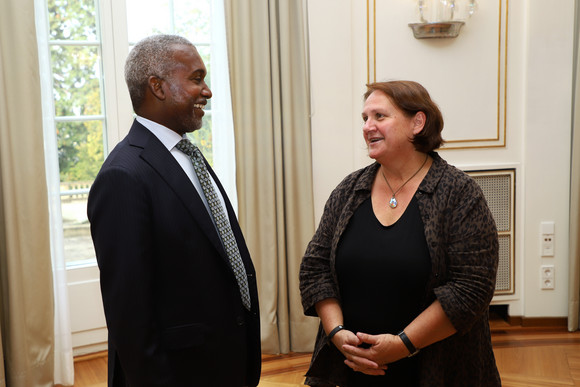 Antrittsbesuch Schopper empfängt nigerianischen Botschafter Staatssekretärin Theresa Schopper (r.) und der Botschafter der Bundesrepublik Nigeria, Yusuf Maitama Tuggar (l.) (Bild: Staatsministerium Baden-Württemberg)