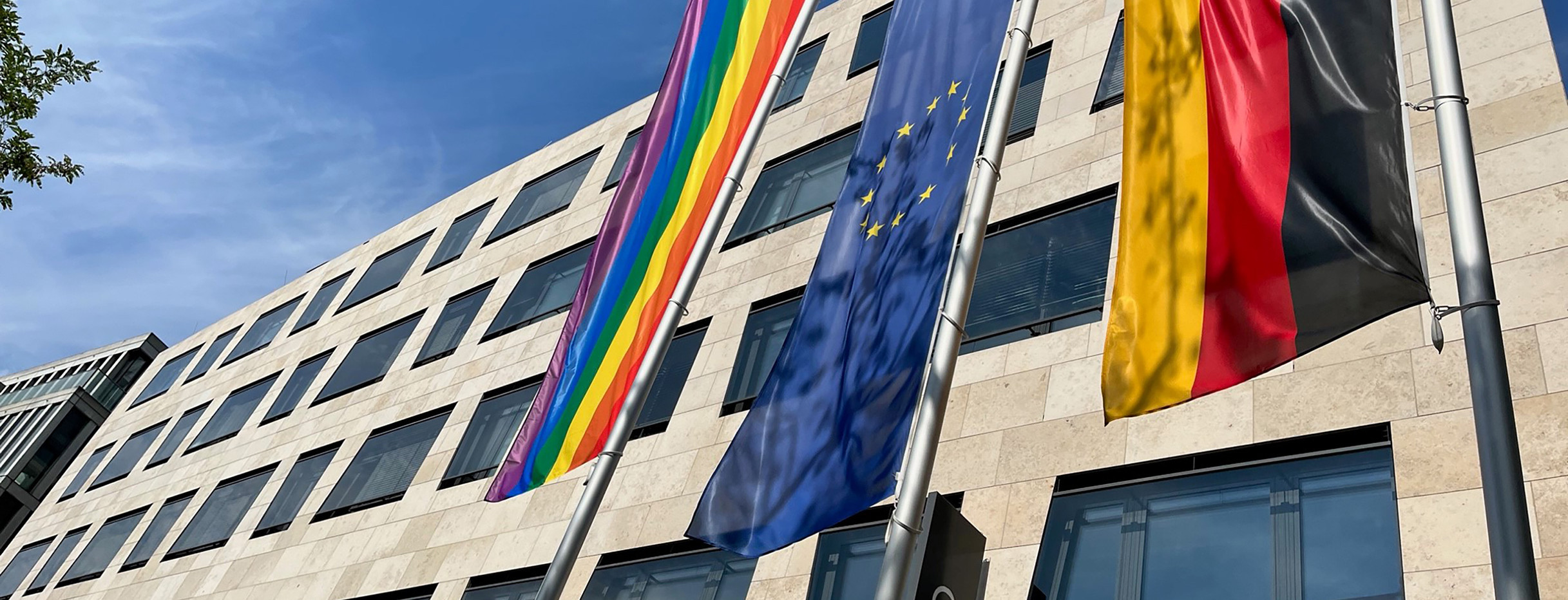 Regenbogenflagge vor dem Sozialministerium Baden-Württemberg im Dorotheen Quartier in Stuttgart