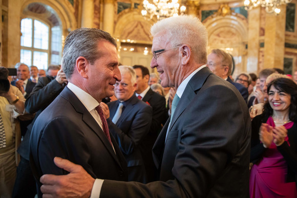 Empfang 70. Geburtstag von Ministerpräsident Winfried Kretschmann Ministerpräsident Winfried Kretschmann (r.) und EU-Kommissar Günther H. Oettinger (l.)