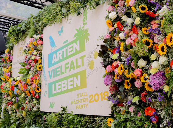 Die 55. Stallwächterparty steht in diesem Jahr unter dem Motto „Arten Vielfalt leben“. Die Bühne im Garten war hierfür festlich/floral geschmückt.