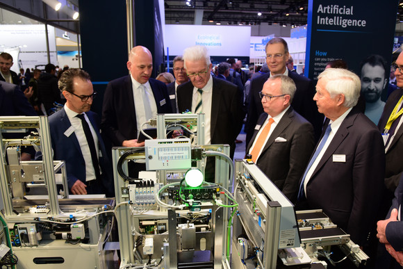 Industrie Kretschmann besucht Hannover Messe Ministerpräsident Winfried Kretschmann (M.) am Stand der Festo SE & Co. KG