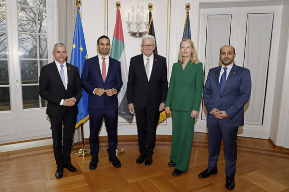 Antrittsbesuch Kretschmann empfängt Botschafter der Vereinigten Arabischen Emirate von links nach rechts: Wirtschaftsstaatssekretär Dr. Patrick Rapp, Botschafter Ahmed Alattar, Ministerpräsident Winfried Kretschmann, Umweltministerin Thekla Walker und Generalkonsul Yousuf Hayaie stehen vor Fahnen.