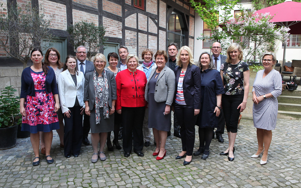 Gruppenfoto mit den Ministerinnen und Ministern, Senatorinnen und Senatoren der Jugend- und Familienministerkonferenz 2017 mit Bundesfamilienministerin Manuela Schwesig