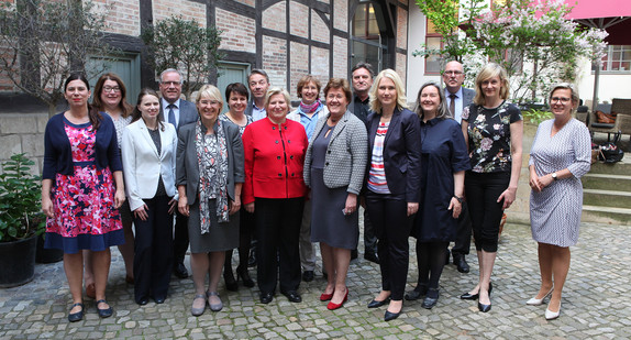 Gruppenfoto mit den Ministerinnen und Ministern, Senatorinnen und Senatoren der Jugend- und Familienministerkonferenz 2017 mit Bundesfamilienministerin Manuela Schwesig